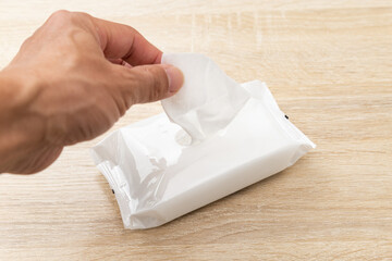 ウエットティッシュを使う手元