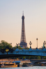 Fototapeta na wymiar La Torre Eiffel con el puente Alexandre III al atardecer