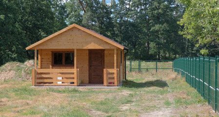 Mały drewniany domek ( altanka) na ogrodzonej rekreacyjnej działce wśród lasów na skarju miejscowości Czarna Glina. 