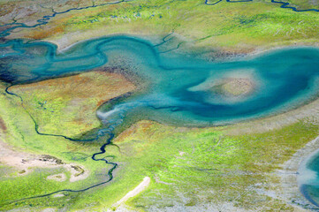 vue aérienne des algues vertes dans la vallée des la Rance en France - 631533932