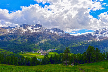 Fototapeta na wymiar Blick auf die Bernina-Alpen im Schweizer Kanton Graubünden