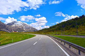 Fototapeta premium Haupstrasse 29 vor Berninapass, Graubünden, Schweiz