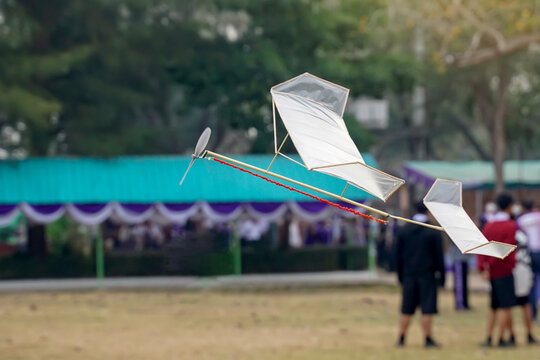 Rubber band powered airplane flies by using the release torque of the rubber to turn the propeller. and lifted up into the air with the force of lift arising from the wings of an airplane.