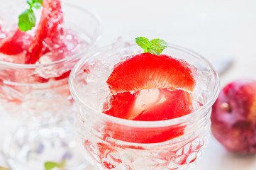 鮮やかな色のプラムゼリー