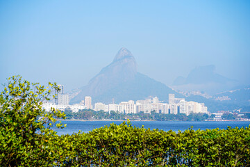 Flores, mar e montanha rodeada pela cidade