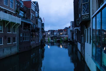 Foto auf Leinwand Gracht mit alten Häusern in der blauen Stunde in Dordrecht, Niederlande © Robert Poorten