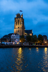 Fototapeta na wymiar Grote Kerk Dordrecht zur blauen Stunde, Dordrecht, Niederlande