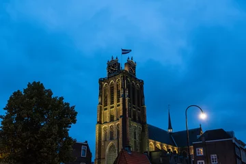 Foto auf Leinwand Grote Kerk Dordrecht zur blauen Stunde, Dordrecht, Niederlande © Robert Poorten
