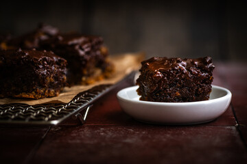 saftiger frischer Schokoladenkuchen aus dem Ofen in stimmungsvoller, dunkler Umgebeung