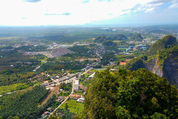 Obraz premium Andaman Sea coast seen from the hilltop pagoda of the Wat Tham Suea, the Tiger Cave Temple of Krabi in the south of Thailand
