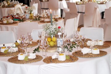 Festlich gedeckter Tisch auf einer Hochzeit in einer Scheune Landhochzeit