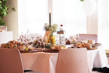 Schön gedeckter Saal bei einer Hochzeitfeier