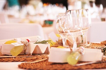 Festlich gedeckter Tisch an einer Hochzeit 