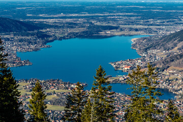 Naklejka premium Tranquil lake bordered by small settlements