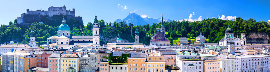 Über den Dächern der Altstadt von Salzburg in Österreich