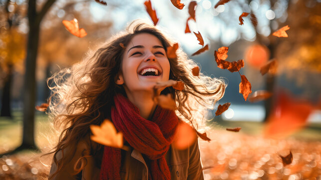 Une femme heureuse en automne.