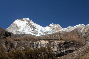 Pico del Nevado Huandoy en Áncash, cerca de la laguna de Parón y rodeada de montañas y rocas en los Andes peruanos