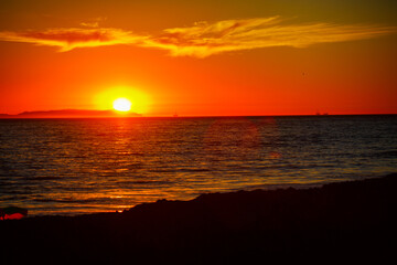 Obraz premium Sun setting over the ocean