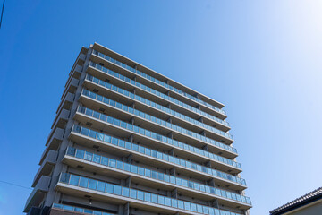 高層マンションの外観と爽やかな青空の風景