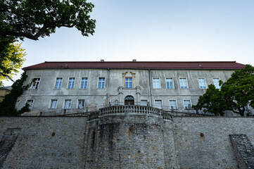 Fototapeta na wymiar Zabytkowy zamek w zachodniej Polsce na tle błękitnego bezchmurnego nieba