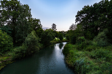 Panorama rzeki Osobłogi w tle lekko pochmurna pogoda, błękit nieba zieleń przy brzegu, pora letnia, Odra w odcinku województwa Opolskiego