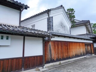 Fototapeta na wymiar 古い日本家屋が並ぶ街並みの情景
