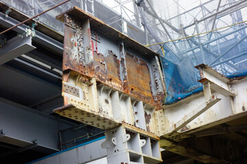 建て替え現場の古い錆び剝き出し鉄骨