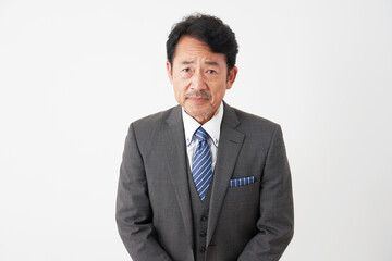 お辞儀をするミドルエイジのビジネスマン　白背景