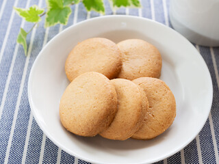 皿に乗った手作りのクッキー