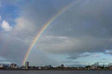 日本の岡山県岡山市の旭川にかかった美しい虹