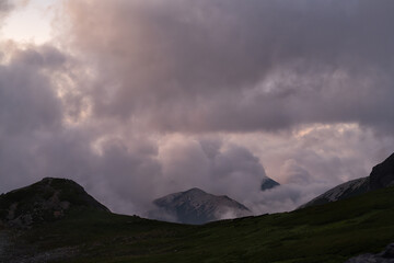 Obraz na płótnie Canvas 山頂から夕日に焼ける雲を眺める