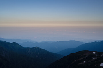 稜線から谷を見下ろす