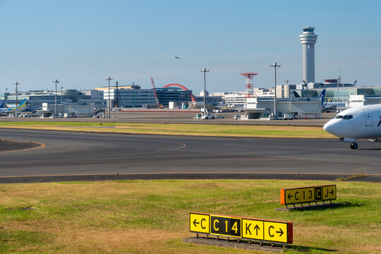 広大な空港　誘導路と飛行機