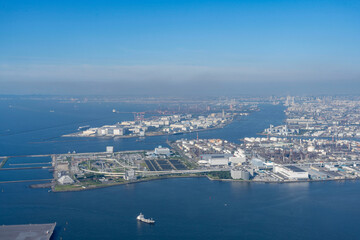東京湾の入り江に並ぶ人工島　京浜工業地帯