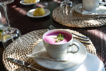 Rote-Beete-Suppe als Vorspeise