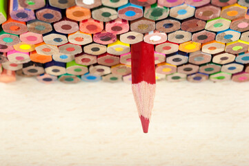 Colored pencils are indispensable school tools for students. It is used in painting, drawing and children's games.