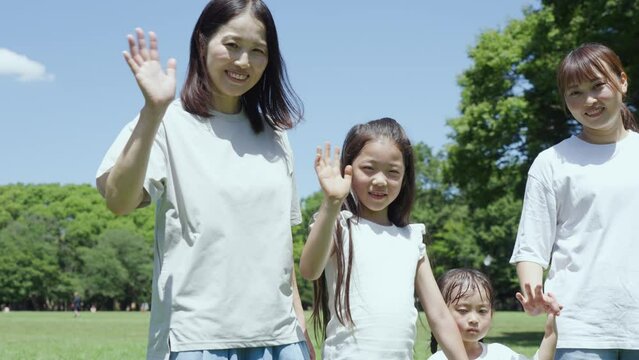 野原で一列に並ぶ親子たち