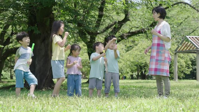 シャボン玉をして遊ぶ子供たち
