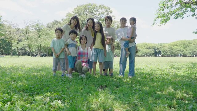 子どもたちと保護者と先生の屋外での集合写真