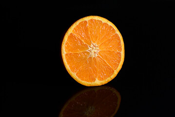 Orangen Scheibe mit Wasser