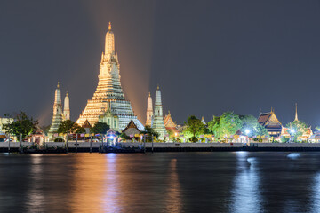 Fototapeta premium Night view of Wat Arun across the Chao Phraya River