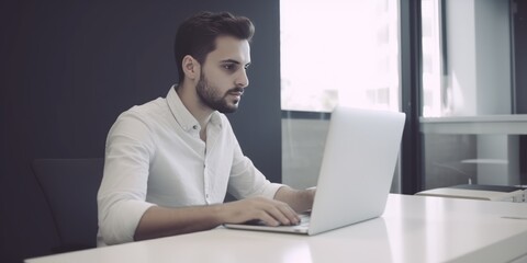 hombre trabajando en el ordenador en el despacho, presentación de trabajo en la sala de reuniones, oficina pequeña, joven empresario