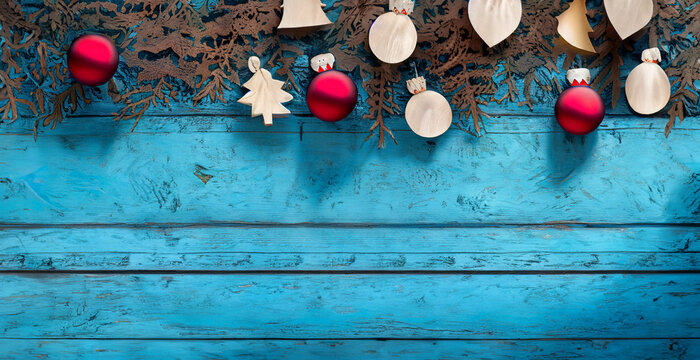  immagine primo piano di sfondo in legno rustico azzurro  con decorazioni a tema natalizio, vista da sopra

