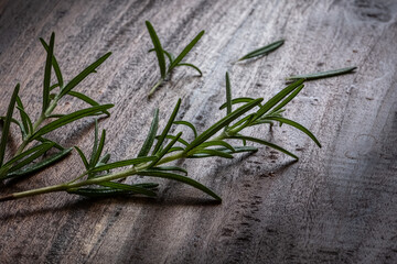 Trockene Rosmarin Pflanze auf grauem Holzhintergrund