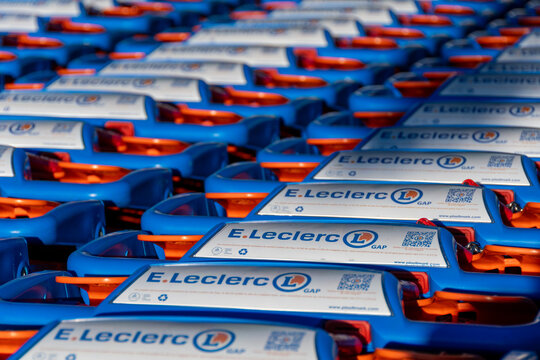 Gap, France - 6 ao&ucirc;t 2023: Gros plan de nombreux chariots de courses marqu&eacute;s avec le logo d'un hypermarch&eacute; E.Leclerc, coop&eacute;rative fran&ccedil;aise de commer&ccedil;ants et enseigne de grande distribution