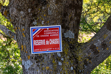 Panneau d'information écrit en Français signalant la présence d'une réserve de chasse, zone...