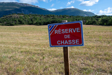 Panneau d'information écrit en Français signalant la présence d'une réserve de chasse, zone...