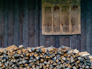 Brennholz gestapelt zum trocknen