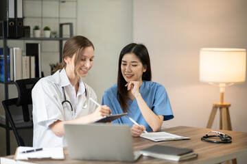 Obraz premium female doctor consulting with a female nurse at the clinic at the hospital