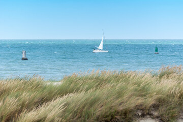 Fototapeta premium Voilier naviguant le long des plages de Dunkerque en mer du Nord